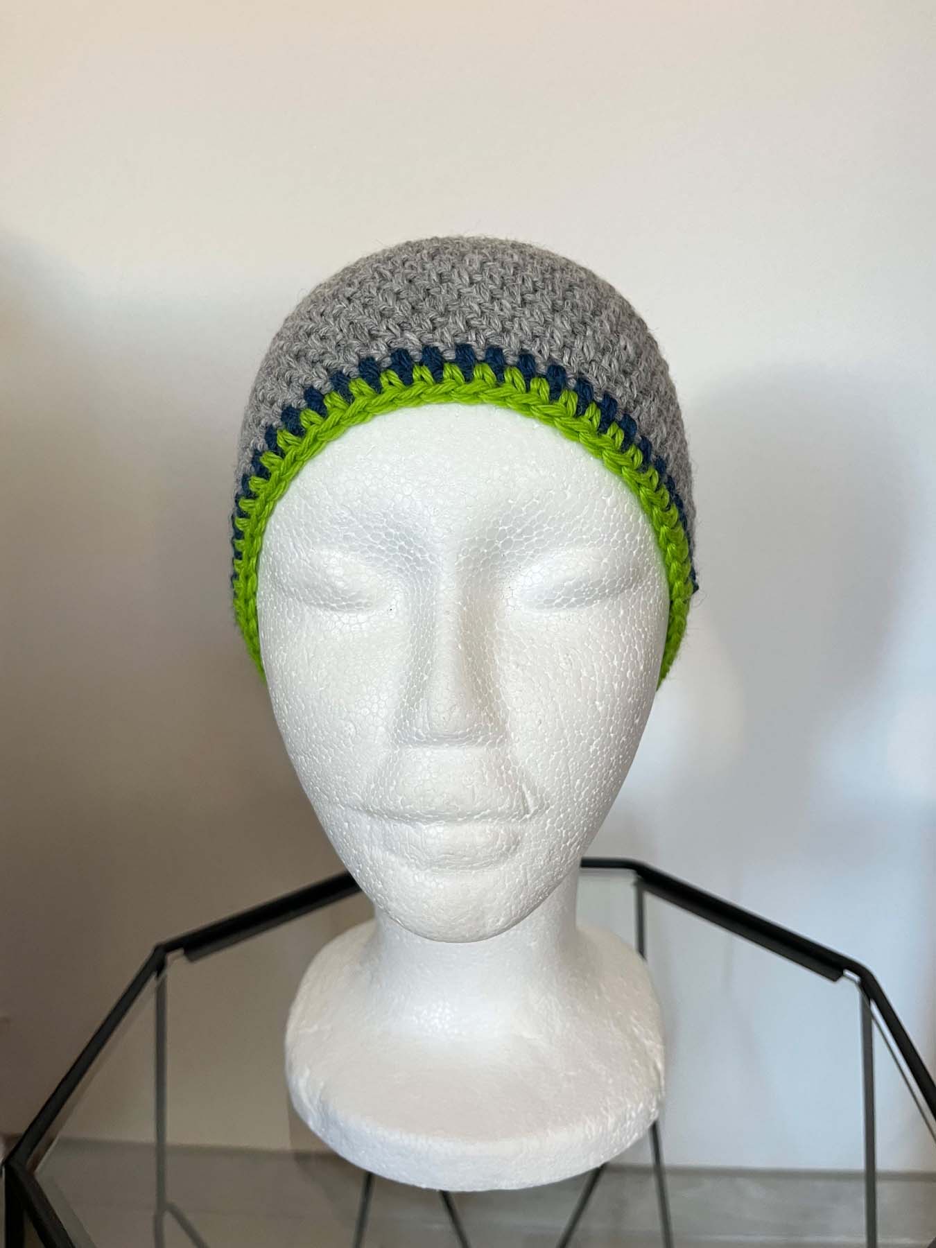 Cappello Grigio chiaro con bordo verde lime