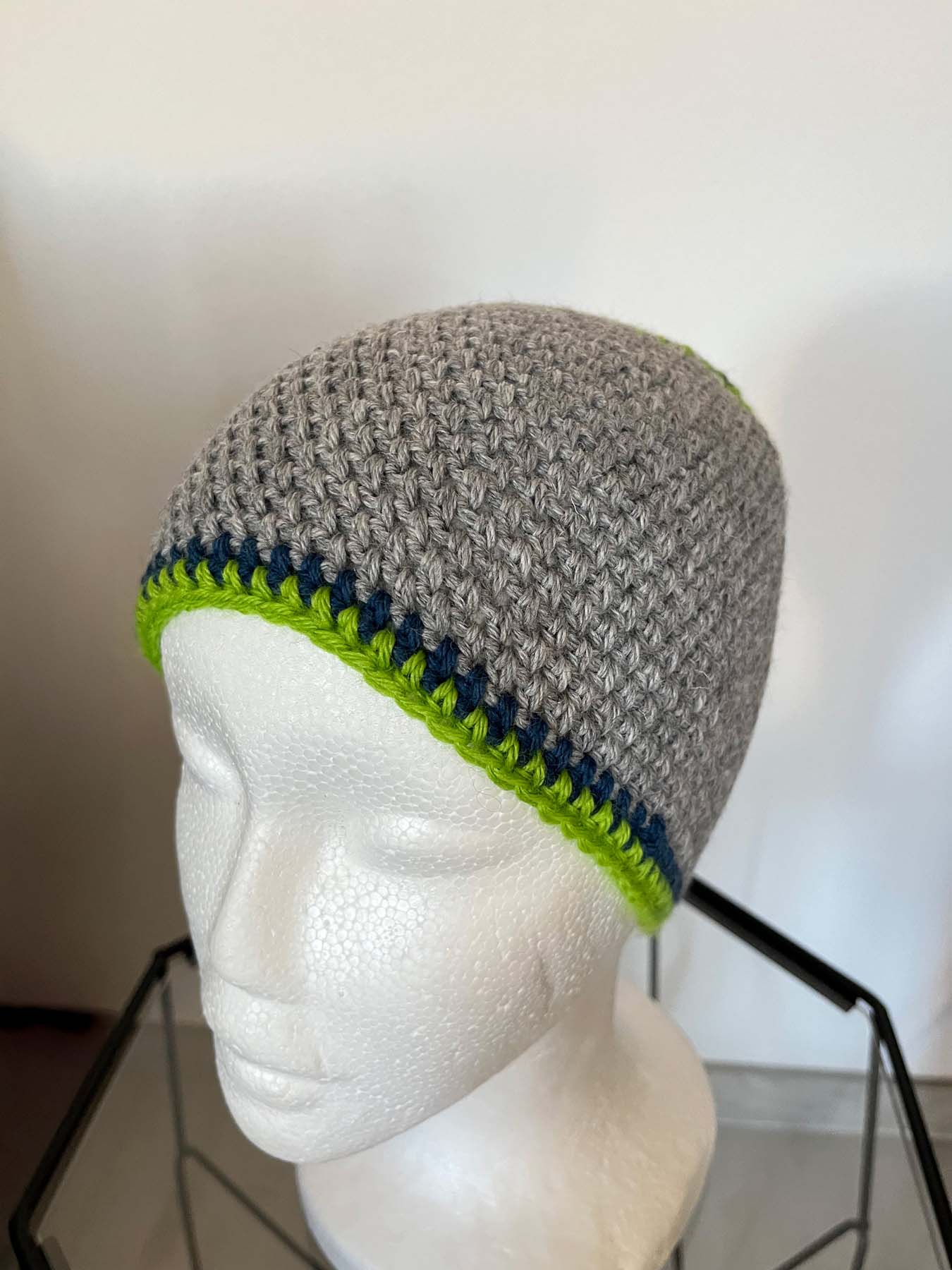 Cappello Grigio chiaro con bordo verde lime