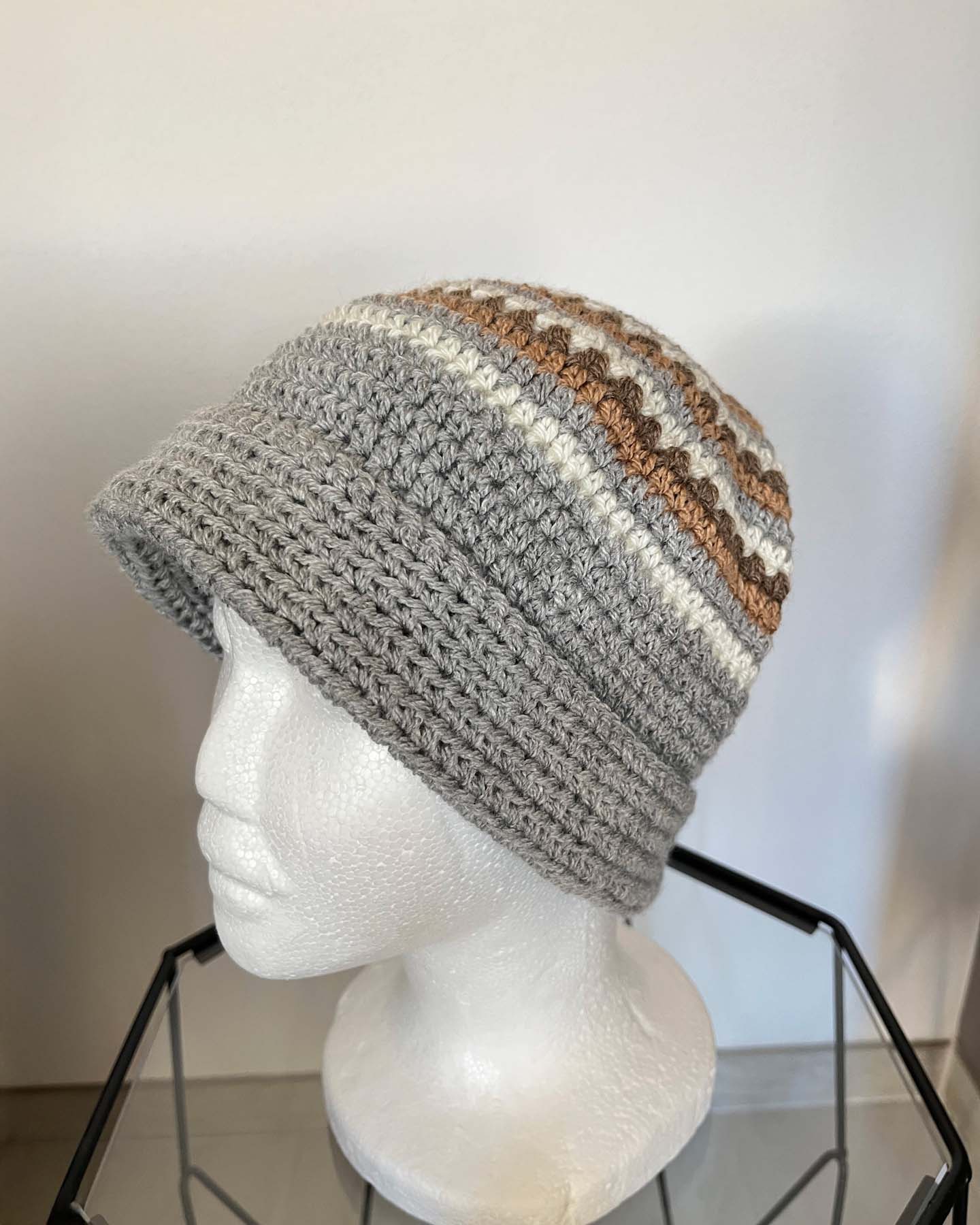 Cappello Grigio con righe beige e marrone