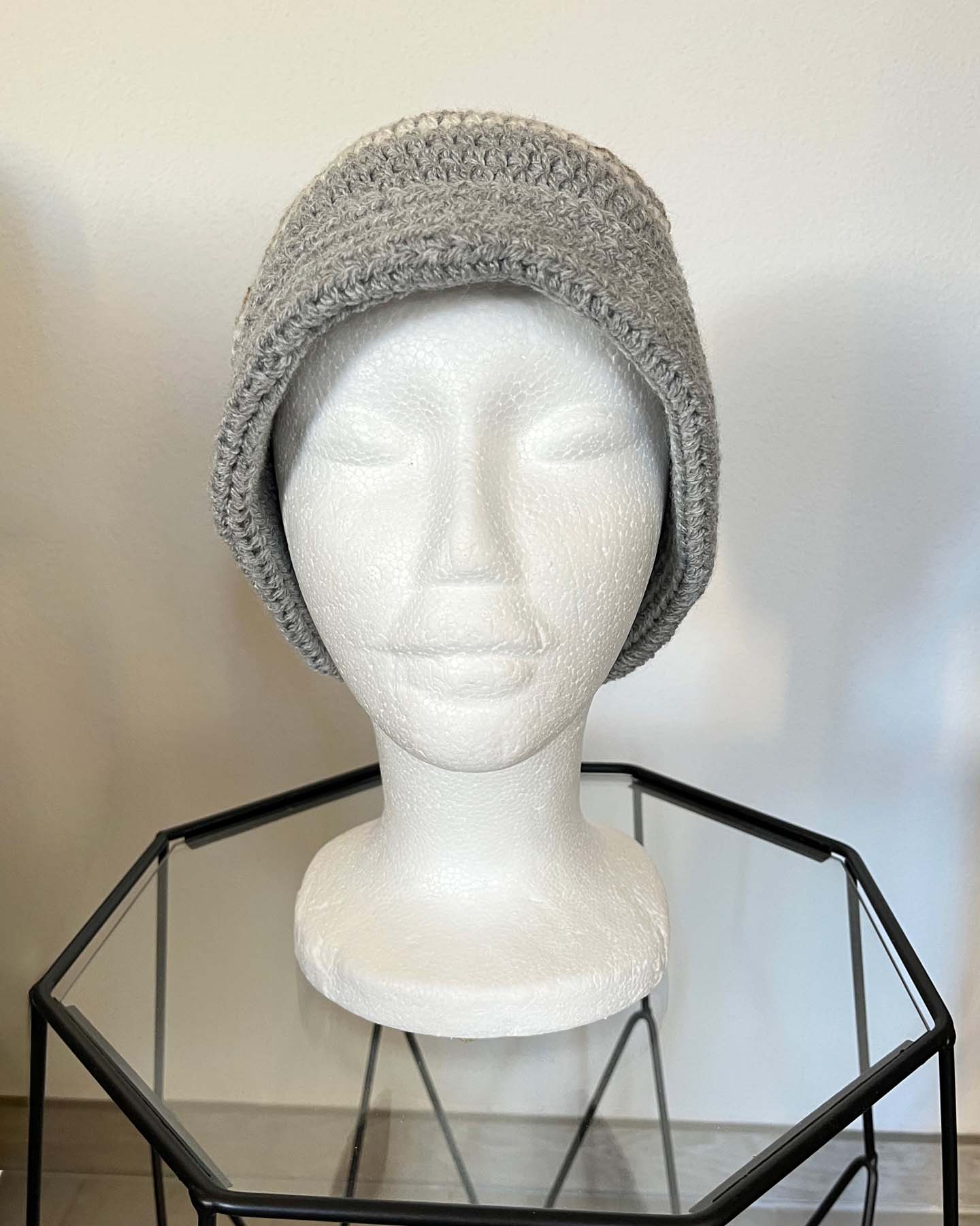 Cappello Grigio con righe beige e marrone