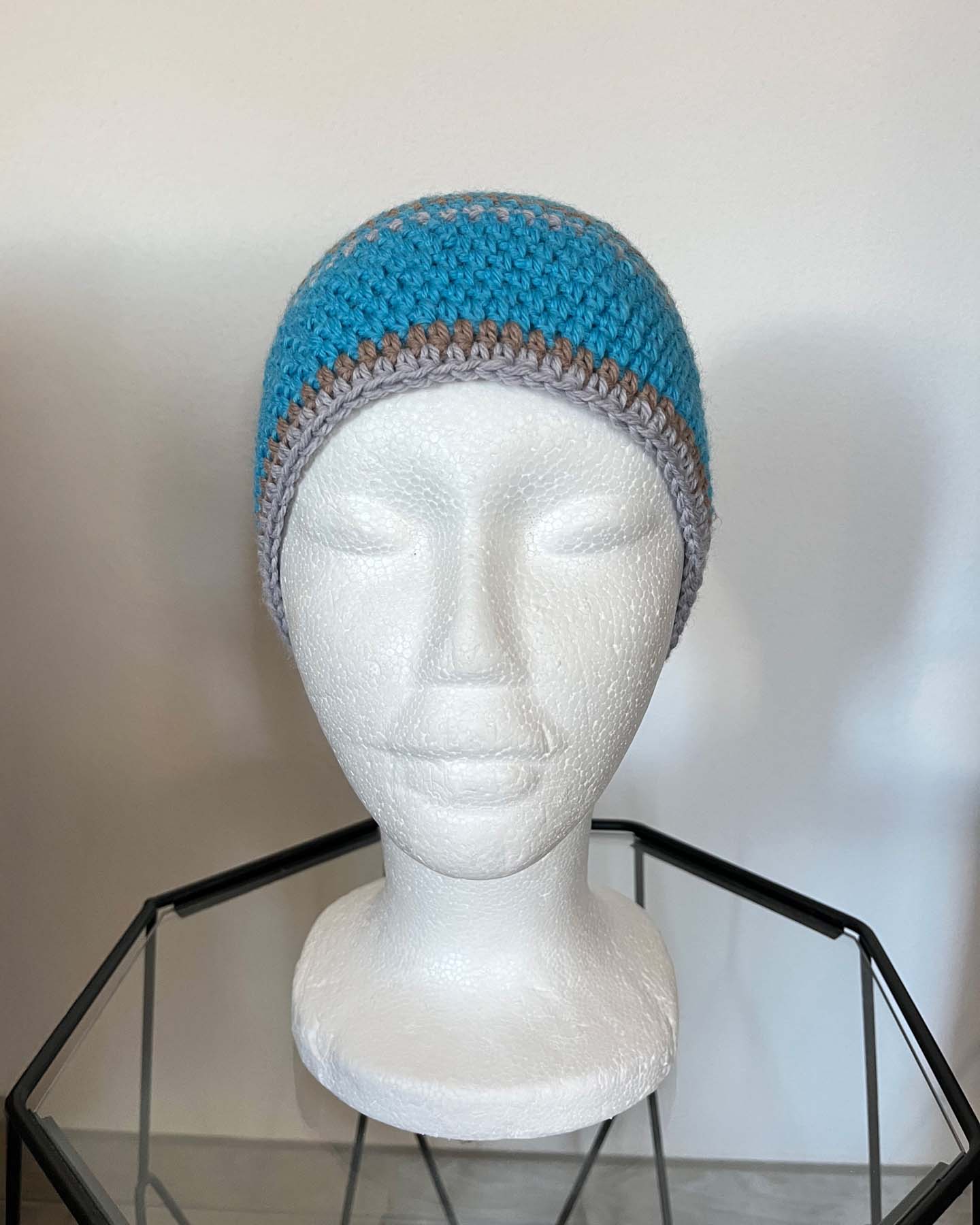 Cappello Azzurro con righe grigie