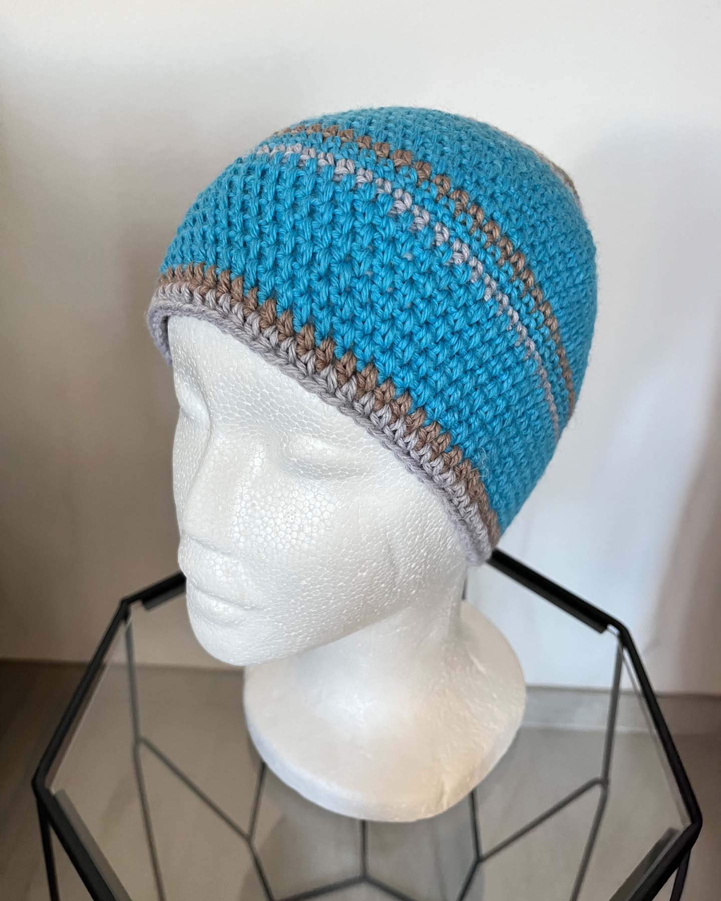 Cappello Azzurro con righe grigie