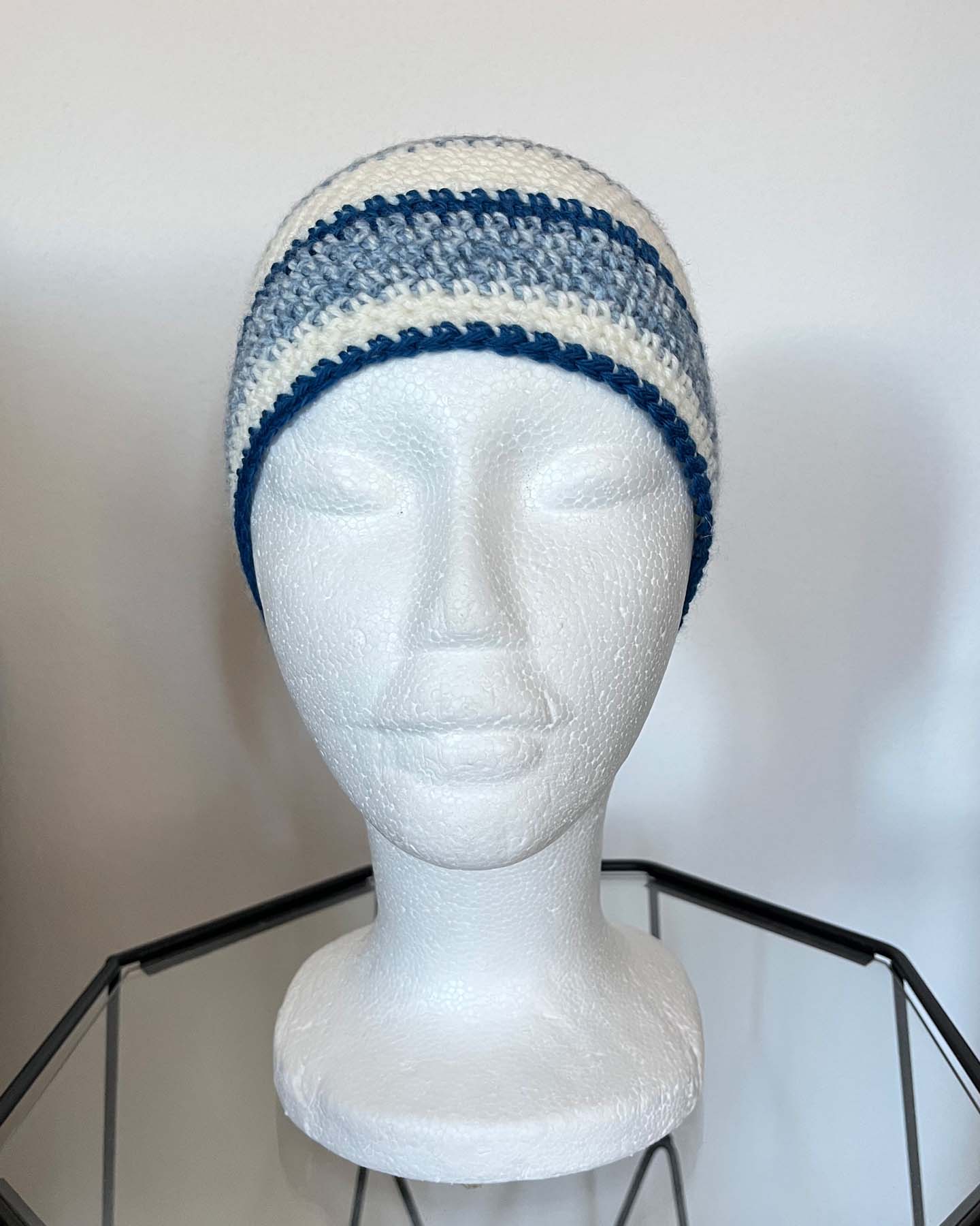 Cappello a righe bianco e blu