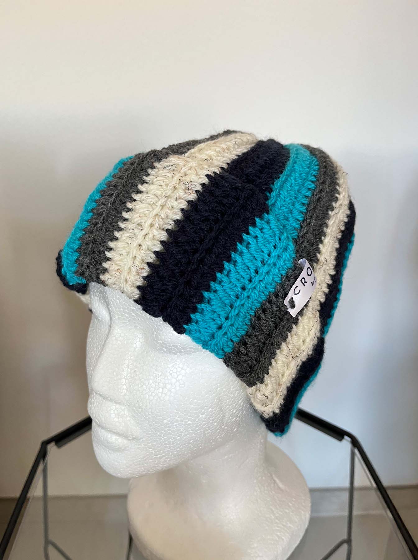 Cappello a righe blu, panna e grigio