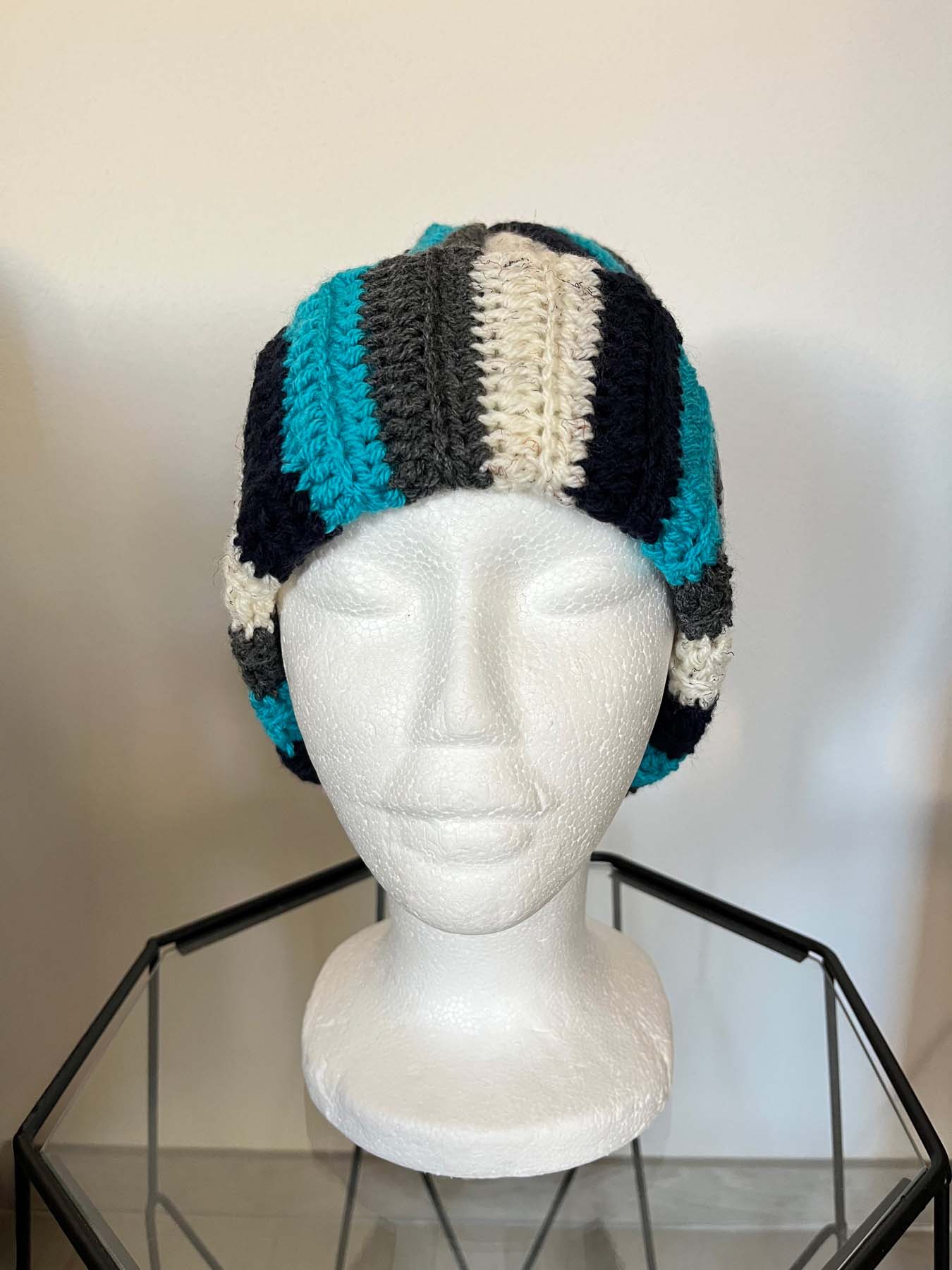 Cappello a righe blu, panna e grigio