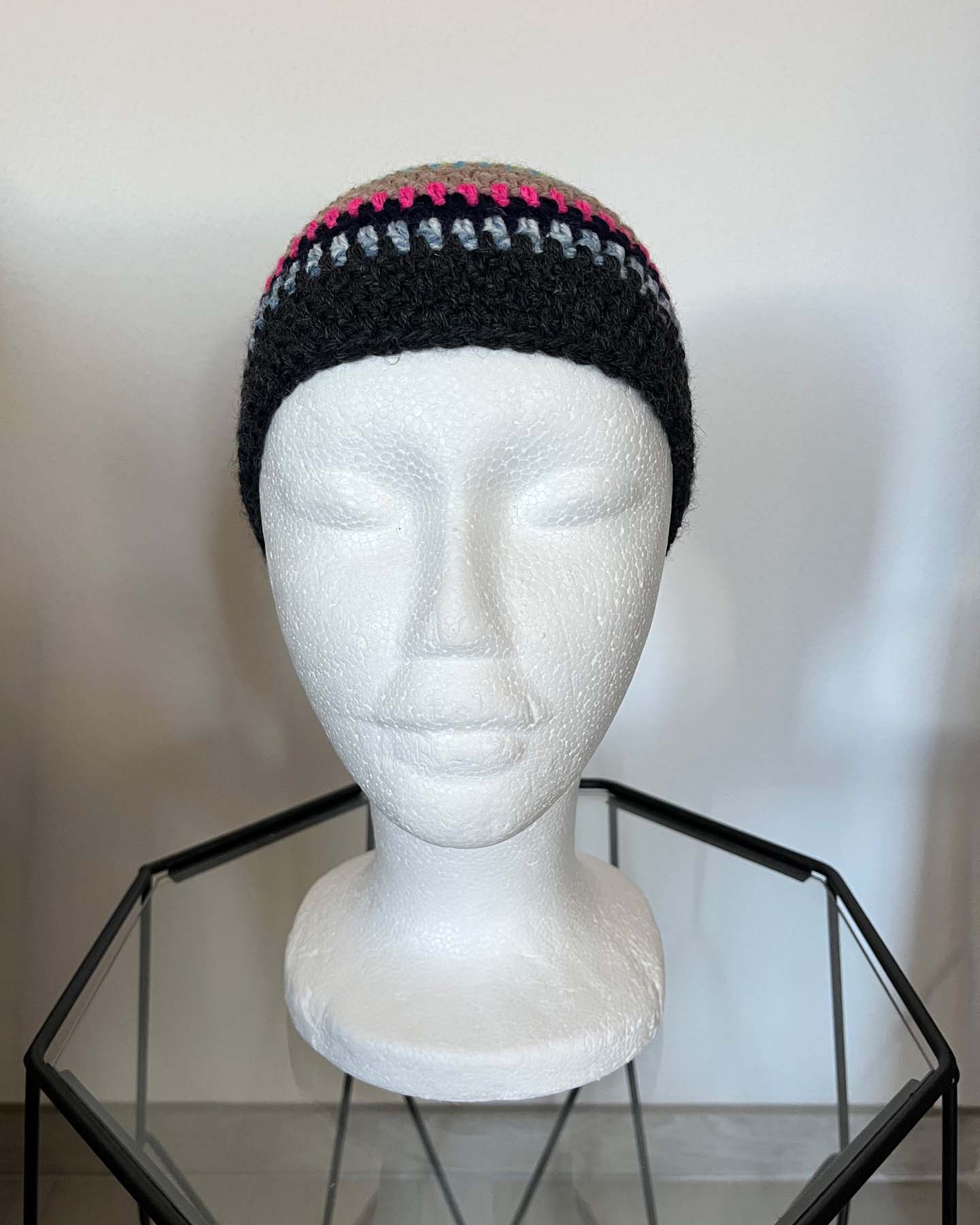 Cappello nero con righe