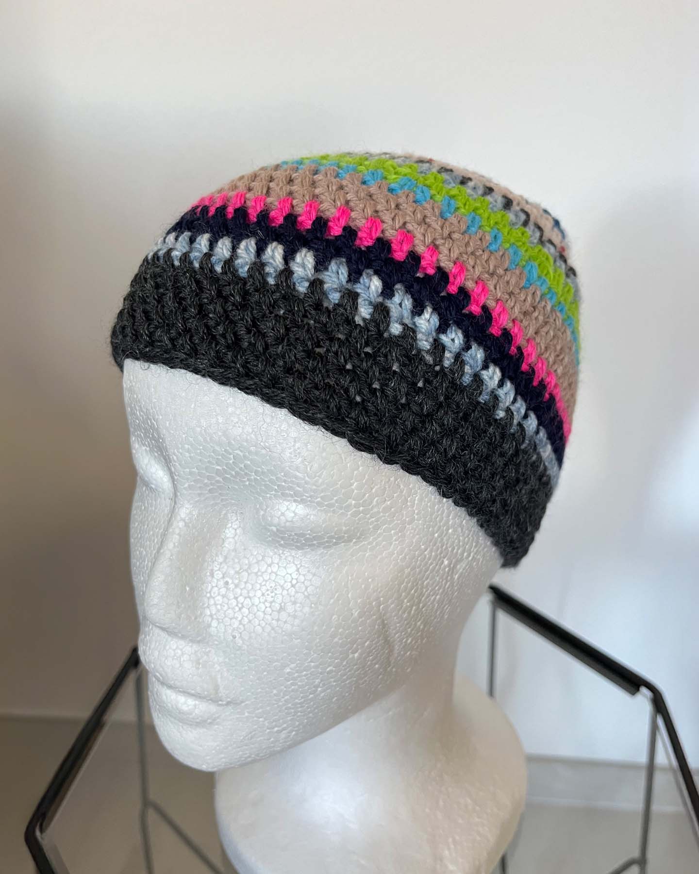 Cappello nero con righe