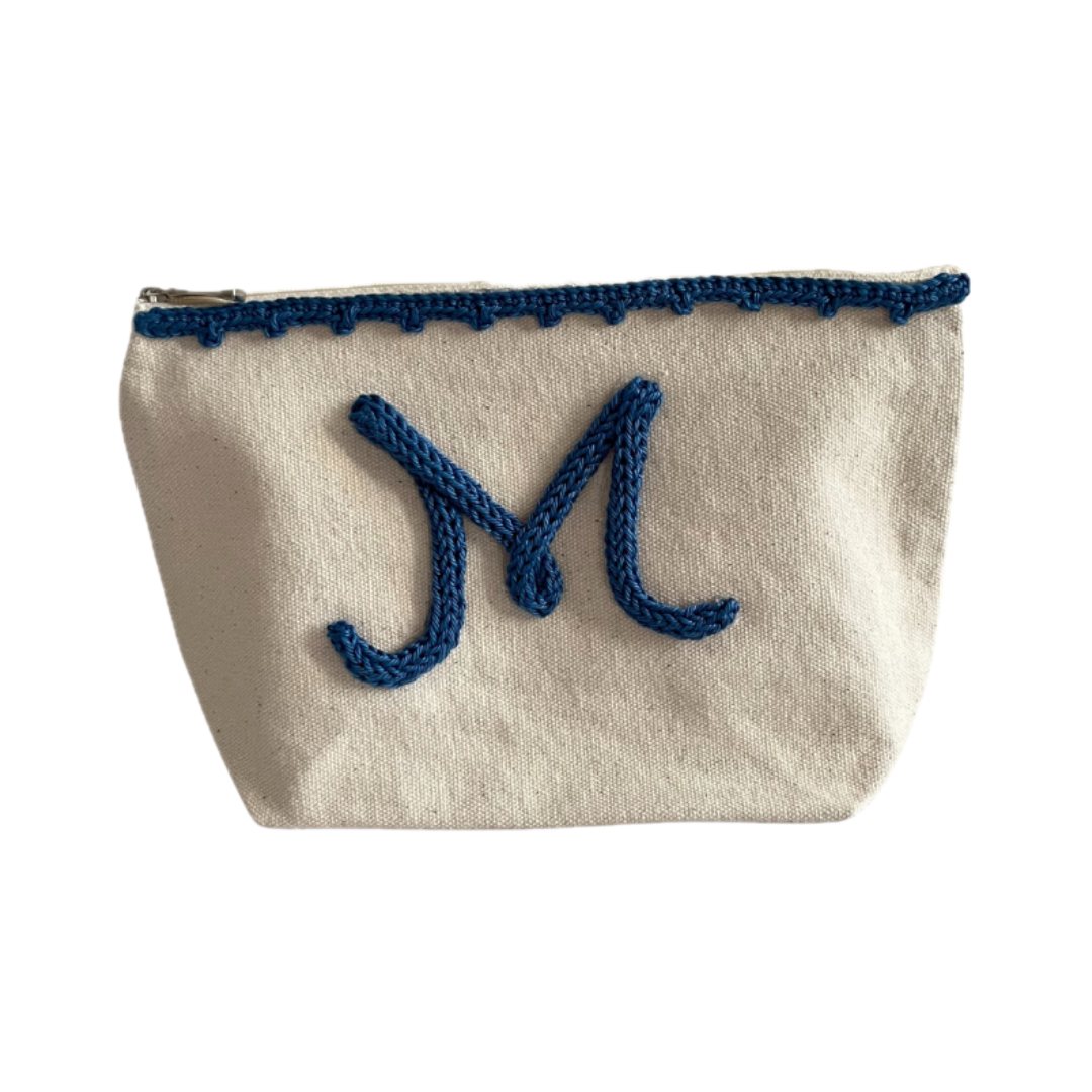 Pochette blu con lettera M