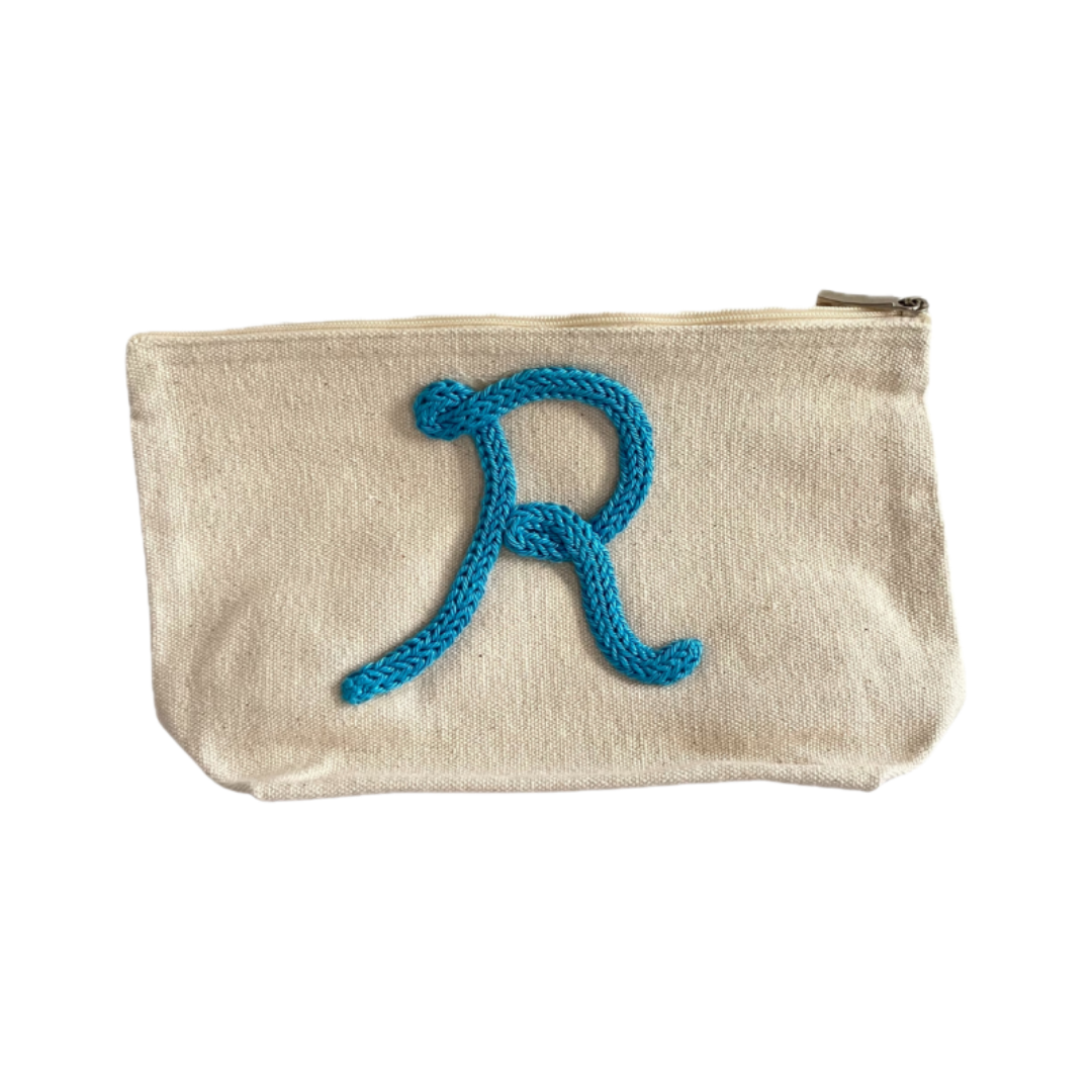 Pochette azzurra con lettera R